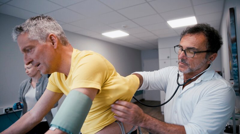 Timo W. soll wieder in Bewegung kommen – aber ärztlich kontrolliert. Die Ernährungs-Docs haben ihn deshalb zur Leistungsdiagnostik geschickt, bei Sport- und Präventivmediziner Michael Ehnert.; NDR Fernsehen DIE ERNÄHRUNGS-DOCS, „Iss Dich gesund!“, am Montag (30.09.24) um 21:00 Uhr. Timo W. soll wieder in Bewegung kommen – aber ärztlich kontrolliert. Die Ernährungs-Docs haben ihn deshalb zur Leistungsdiagnostik geschickt, bei Sport- und Präventivmediziner Michael Ehnert. © NDR/​Moritz Schwarz, honorarfrei – Verwendung gemäß der AGB im engen inhaltlichen, redaktionellen Zusammenhang mit genannter NDR-Sendung und bei Nennung „Bild: NDR/​Moritz Schwarz“ (S2). NDR Presse und Information/​Fotoredaktion, Tel: 040/​4156⁠–⁠2333 oder -2305, pressefoto@ndr.de – Bild: NDR/​Moritz Schwarz