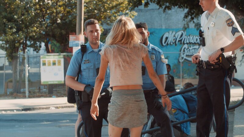 Elendszenen in den Strassen: Die Opioid-Krise in den USA fordert ihre Opfer.; SRF DOK Opioid-Krise in den USA – Das Geschäft mit der Sucht – Bild: SRF/​Premières Lignes