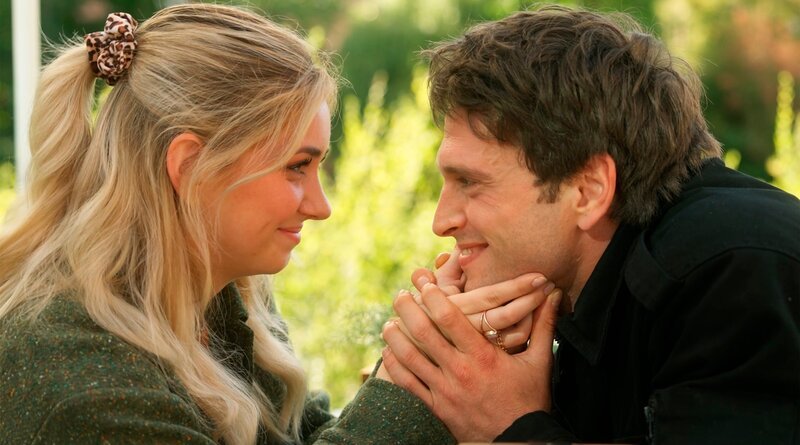 Toni (Sarah Buchholzer) überwindet ihre Ängste und lässt sich auf Jonas (Patrick Schlegel) ein. Doch die beiden werden öffentlich knutschend fotografiert, was nicht so gut bei Jonas ClipClub-Fans ankommt … – Bild: NDR