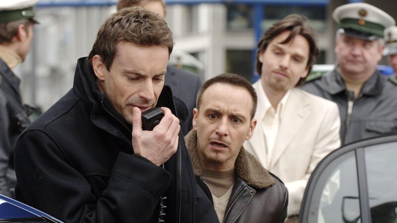 Der Kronzeuge ist tot. Semir (Erdogan Atalay, 2.v.li.) und Chris (Gedeon Burkhard, li.) müssen Breugel (Nils Nellessen, 2.v.re.) und Weiss wieder freilassen. hi.re. Polizist Komparse – Bild: RTL