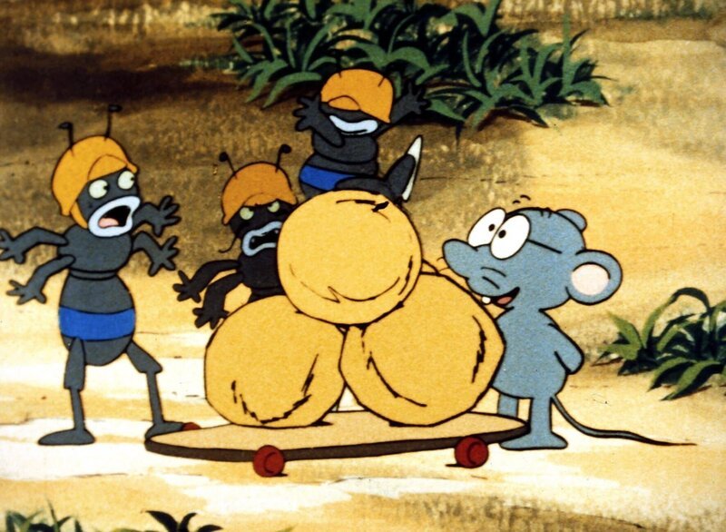 Alexander zeigt den Ameisen, wozu sein Skateboard nützlich sein kann. – Bild: ZDF/​Apollo-Film, Wien