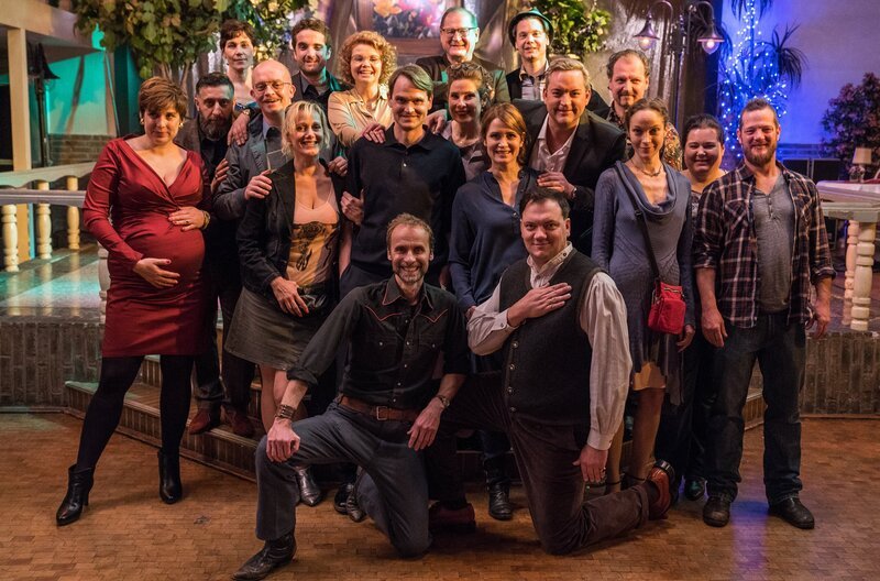 Das „Klassentreffen“-Team um Regisseur Georg Schütte (vorne links). v.l.n.r.: Sandra (Elena Uhlig), Ali (Kida Khodr Ramadan), Katharina (Nina Kunzendorf), Stefan (Björn Jung), Astrid (Anna Schudt), Thorsten (Oliver Wnuk), Gesa (Annette Frier), Sven (Fabian Hinrichs), Carsten (Jan Georg Schütte), Herr Rebentisch (Burghart Klaußner), Nina (Nicole Kersten), Stefanie (Anja Kling), Krischi (Charly Hübner), Hergen (Marek Harloff), Harald (Christian Kahrmann), Ulli (Guido Renner), Marion (Jeanette Hain), Nicole (Nadja Zwanziger), Andi (Aurel Manthei) – Bild: WDR/​Wolfgang Ennenbach