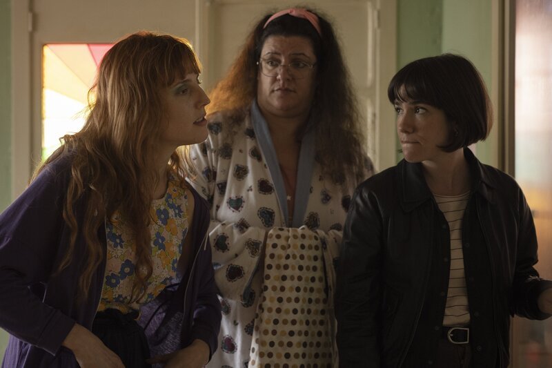 Die Sozialarbeiterin Laia Buedo (Bruna Cusí, r.) konfrontiert Marga (Natalia de Molina, l.) mit der Frage, wo sie die letzte Nacht verbracht hat, während ihre Mitbewohnerin Àngels (Coria Castillo, M.) dazu schweigt. – Bild: ZDF und Daniel Escale.