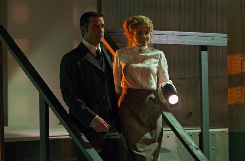Detective William Murdoch (Yannick Bisson, l.), Dr. Julia Odgen (Helen Joy, r.) – Bild: WDR/​Shaftesbury Murdoch VIII Inc