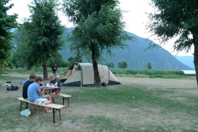 Robin (l.), Nils (M.) und Luc (r.) nach dem Aufwachen im Surfer-Camp. – Bild: ZDF/​E+U TV Film- und Fernsehproduktion