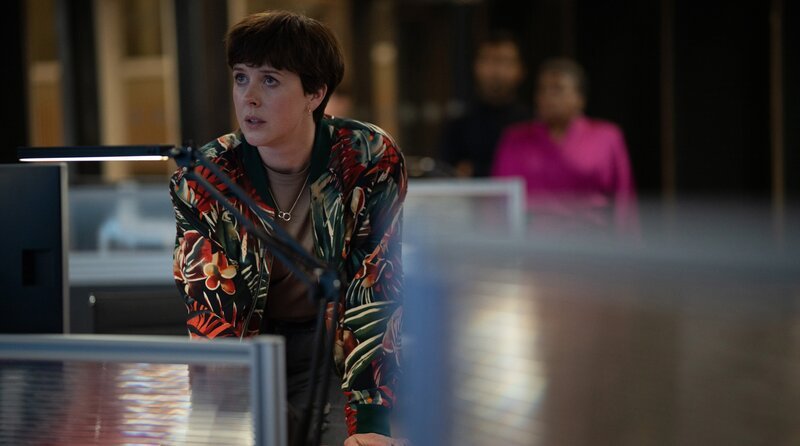 Ein Bekennerschreiben erhöht den Druck auf Abby (Alexandra Roach). – Bild: BBC/​Euston Films/​Mark Mainz