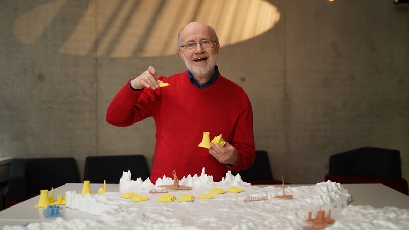 Können wir unseren Strombedarf in Zukunft allein mit erneuerbaren Energien decken? Oder brauchen wir wieder Kernkraftwerke? Harald Lesch erörtert zusammen mit Forschenden verschiedene Szenarien, wie sich Deutschland in Zukunft aufstellen müsste, um einen Blackout zu verhindern. – Bild: ZDF und Mona Lynn Wiemers