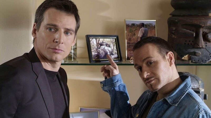 Tom (Rene Steinke, li.) und Semir (Erdogan Atalay) befragen die Firmeninhaberin der Firma Braukmann, bei der Harding und sein Opfer einen Geschäftstermin hatten. Doch das Gespräch bringt auch keine neuen Erkenntnisse hinsichtlich des Tatmotivs. – Bild: MG RTL D /​ Guido Engels