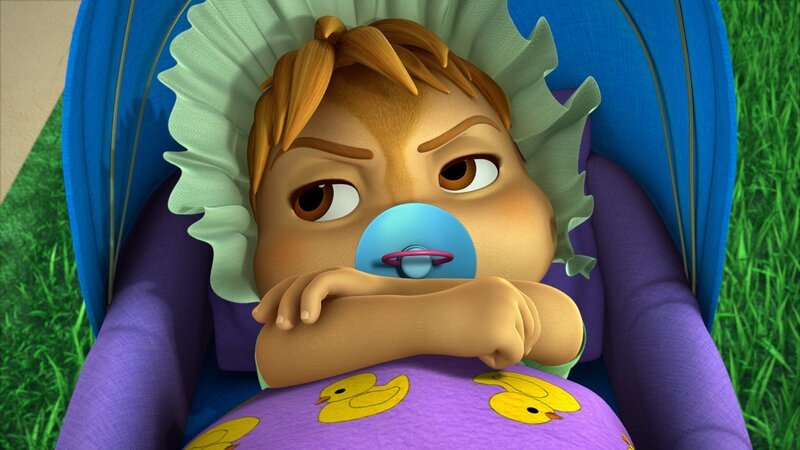 Theodore muss als Alvins Köder dienen und wird dafür als Baby verkleidet. – Bild: SUPER RTL