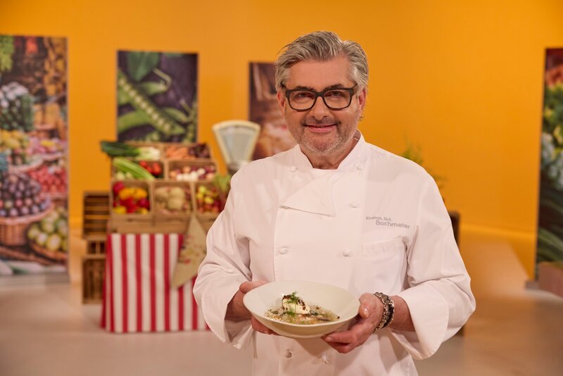 Hans-Jörg Bachmeier kocht im Studio. – Bild: Martina Bogdahn /​ BR