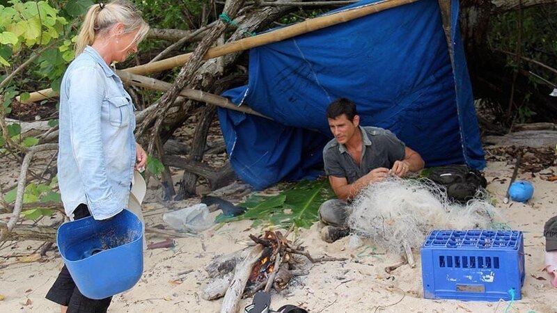 Myke and Ruth building shelter. – Bild: DMAX