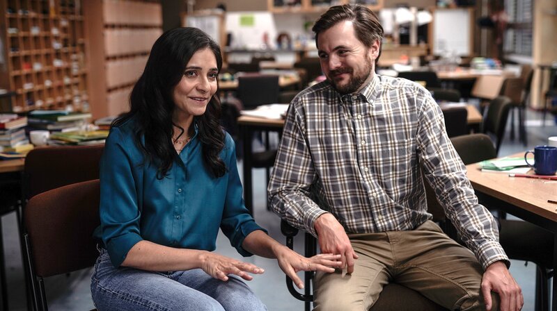 Was für Sahra (Pegah Ferydoni) Schulbasar nennt, ist für Stimpel (Phil Laude) ein Flohmarkt. Sie vermutet Bestechung der Schülerschaft, er sieht es als gelebte Marktwirtschaft … – Bild: SWR/​DCM Pictures/​Clara Marnette
