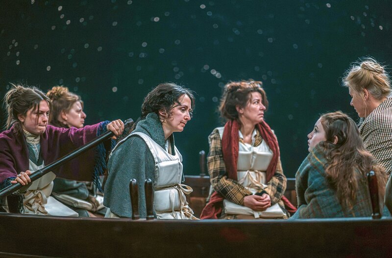 Charlotte Collyer (Lisa Dwyer Hogg, 3.v.l.) trifft die schmerzhafte Entscheidung, mit ihrer Tochter Marjorie (Charlotte Lavery, 2.v.r.) und anderen Frauen in ein Rettungsboot zu steigen und ihren Mann an Bord des sinkenden Schiffes zurückzulassen. – Bild: Stellify Media