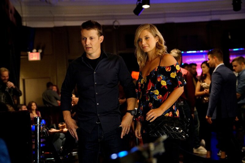 Jamie (Will Estes, l.); Eddie Janko (Vanessa Ray, r.) – Bild: John Paul Filo /​ CBS Broadcasting Inc. All Rights Reserved.