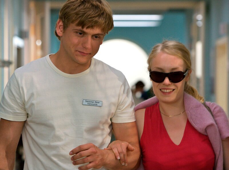 Sebastian Maier (Steve Wrzesniowski) läuft im Krankenhaus der überaus attraktiven Studentin Nadine Franken (Katharina Heyer) über den Weg. Er flirtet mit ihr, doch als er bemerkt, dass sie blind ist, reagiert er zunächst verunsichert. – Bild: MDR/​Krajewsky