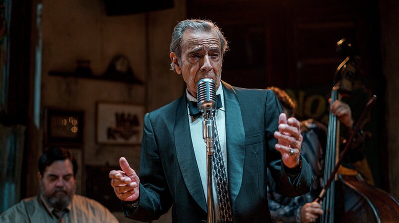 Ricardo Tortorella (Mario Alarcón) singt in einer kleinen Bar. – Bild: WDR/​Lailaps Films