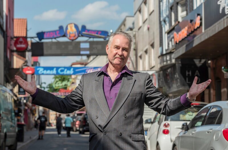 Einst war Ansgar Bur (Oliver Kleinfeld) Türsteher auf dem Kiez, inzwischen ist er Inhaber einer Security-Firma. – Bild: ARD/​Thorsten Jander