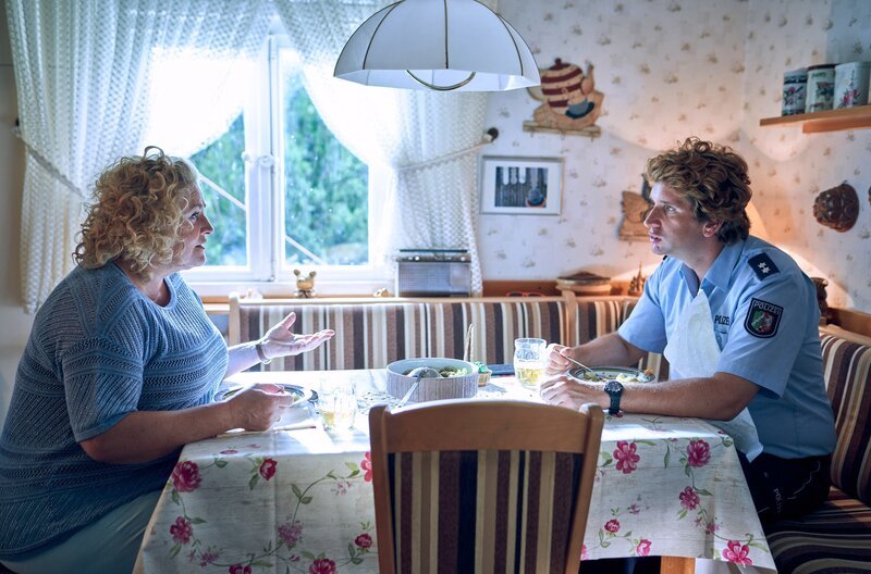 Da Heino (Sebastian Schwarz, r.) als alleinerziehender Vater Hilfe benötigt, kümmert sich Heike (Petra Kleinert, l.) um ihn und seinen Sohn Otmar. – Bild: ARD/​Frank Dicks