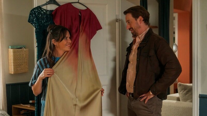 Franka (Birther Wolter, l.) und Ove (Ben Blaskovic, r.) freuen sich auf den gemeinsamen Ball, bis eine Nachricht des Königshofes die Vorfreude trübt … – Bild: NDR