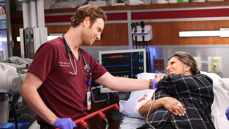 Er betreut eine alte Bekannte: Nick Gehlfuss als Dr. Will Halstead, Natalija Nogulich als Maria Piscotta; Chicago Med Staffel 8 Folge 6 – Bild: SRF/​NBC Universal