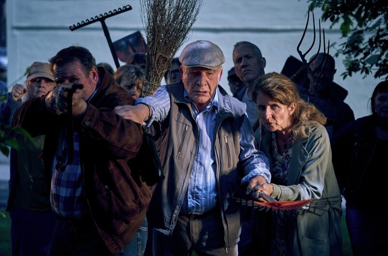 Die Hengascher sind nicht mehr aufzuhalten – sie wollen den „Hackestüpp“ selbst zur Strecke bringen. Schiedsamtsleiter Zielonka (Michael Hanemann, M.), Feuerwehrchef Arthur Brandt (Felix Vörtler, l.) und Lydia Aubach (Julia Schmitt, r.) führen den Trupp an. – Bild: ARD/​Frank Dicks