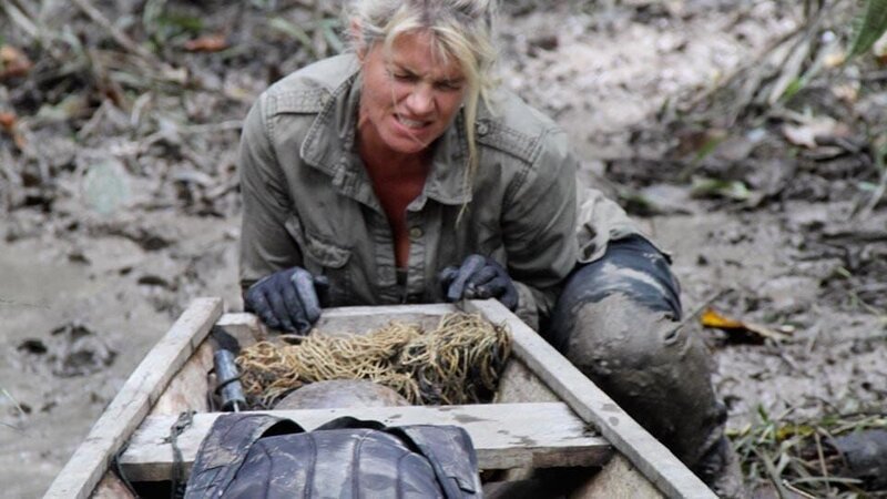 Ruth pushing boat over land. – Bild: DMAX