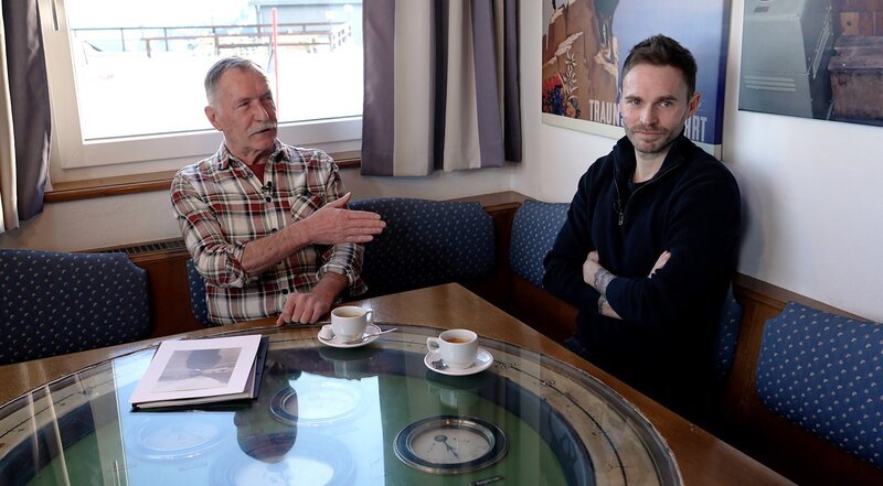Die Winter im Salzkammergut sind gezeichnet von eisiger Kälte, tiefverschneiten Landschaften und unwirtlichen Bedingungen. Im Bild: Rudolf Ippisch der 3. und Rudolf Ippisch der 4., Enkel und Urenkel des Feuerkogel-Seilbahn-Erbauers Rudolf Ippisch. – Bild: Markus Fischer /​ ORF /​ Fischerfilm