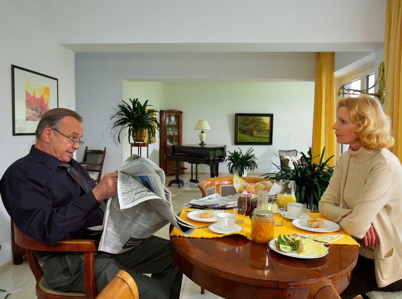 Die Krise zwischen Ingrid (Jutta Kammann) und Simoni (Dieter Bellmann) erreicht ihren Höhepunkt. Ingrid versucht einen Schritt auf ihn zuzugehen, doch Simoni lehnt ab. – Bild: MDR/​Krajewsky