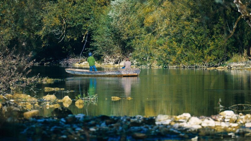 Der Grenzfluss Doubs kann bequem zu Fuss Kanu oder Fahrrad abgewandert werden. – Bild: SRF/​3sat