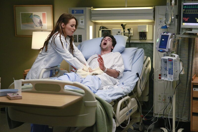 Ein Mann kommt stark blutend in die Notaufnahme. Es ist der Koch Thomas Archibald (Jackson Hurst, r.), seine Frau hat ihm den Penis abgeschnitten, weil er sie betrogen hat. Jo (Camilla Luddington, l.) versucht alles, um ihm zu helfen … – Bild: American Broadcasting Companies, Inc.