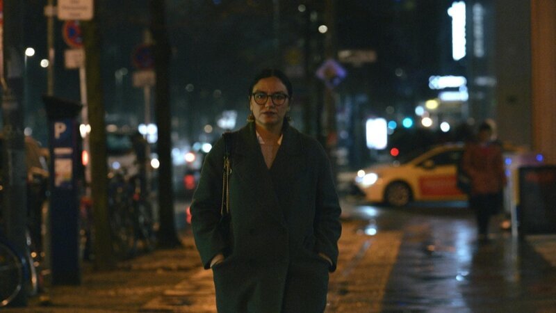 Für bedrohte Personen, wie die ägyptische Exiljournalistin Basma Mostafa, birgt der kommerzielle Handel mit Standortdaten erhebliche Risiken. – Bild: BR/​Stefanie Barnes