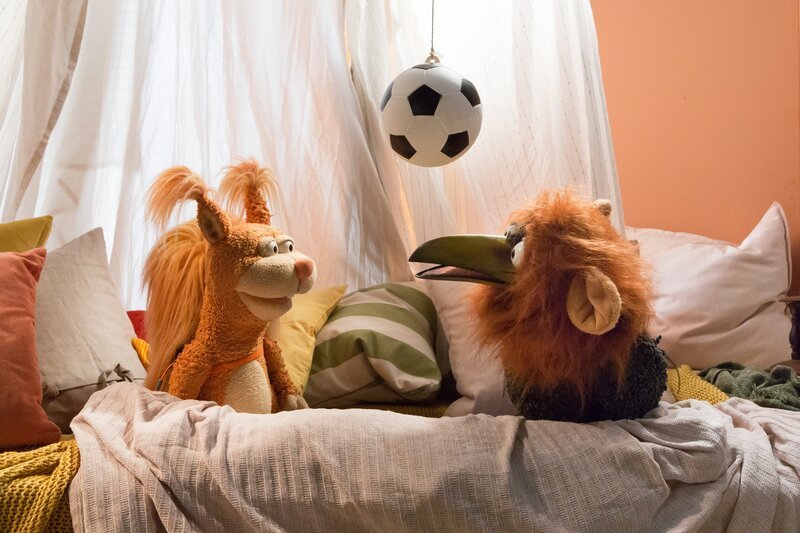 Rudi (Lennart Morgenstern) und Ella (Anna Menzel) sind schon sehr gespannt, wer das Fußballspiel gewinnen wird. – Bild: ZDF/​Wolkenlenker