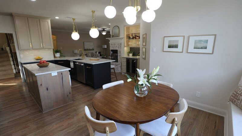 The Wilkinson family’s breakfast nook before renovation – Bild: Warner Bros. Discovery, Inc. or its subsidiaries and affiliates. All rights reserved. /​ RYAN FEDOR