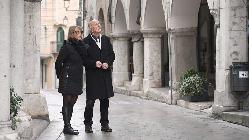 Claudio Sandruvi, der ehemalige Bgm. von Gemona del Friuli, mit seiner Tochter in Gemona del Friuli. – Bild: ORF/​Landesstudio Kärnten/​Hofmeister-Bulgarelli