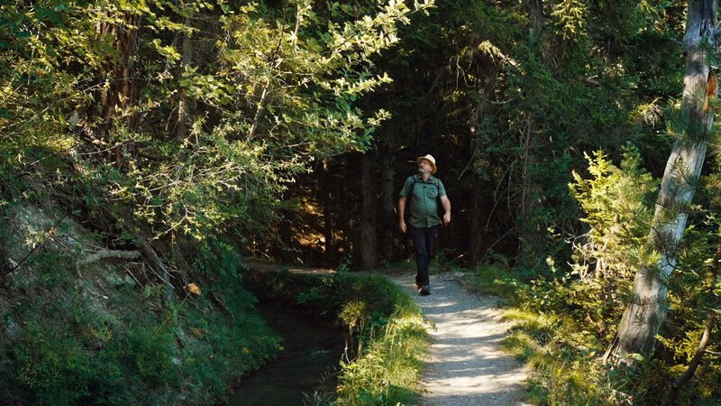 Die Suone von Ayent ist ein beliebter Wanderweg. – Bild: SRF/​3sat