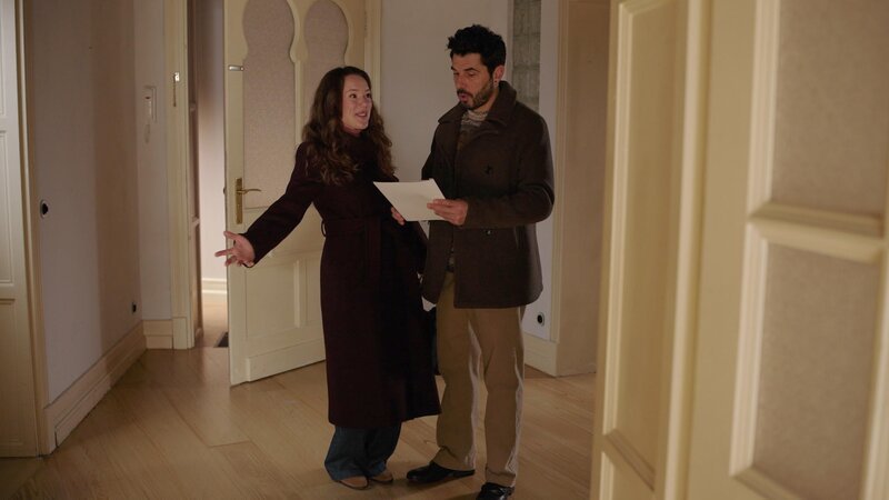 Matteo (Riccardo Angelini) wird von Emma (Luisa Binger) überrumpelt. – Bild: RTL /​ Trügerisches Tauwetter