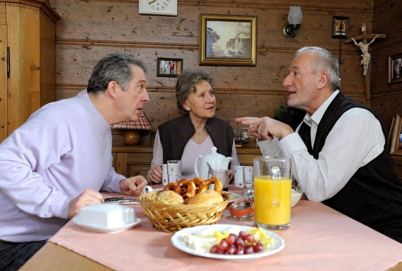 ARD STURM DER LIEBE FOLGE 1248, am Freitag um 15:10 Uhr im ERSTEN. Hildegard (Antje Hagen, M.) und Alfons (Sepp Schauer, r.) werfen André (Joachim Lätsch, l.) aus ihrem Haus, nachdem sie erfahren haben, wie hinterhältig er sich verhalten hat. – Bild: ARD/​Ann Paur