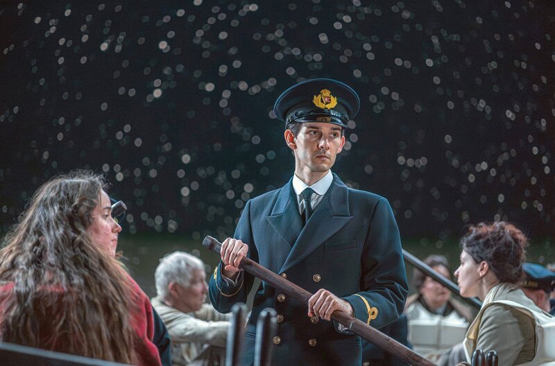 Offizier Joseph Boxhall (Ethan McHale, Mi.) bringt das ihm anvertraute Rettungsboot in Sicherheit, während die „Titanic“ und mit ihr rund 1.500 Passagiere auf den Grund des Meeres sinken. – Bild: Stellify Media