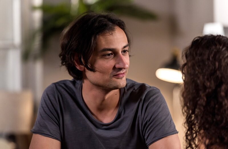 Ivo (Jakob D’Aprile, l.) fühlt sich von Sofia (Olivia Papoli-Barawati, r.) herausgefordert. – Bild: ARD/​Michael Kremer