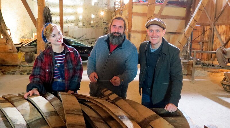 Holzexperte Boris Ritscher (m) mit den Moderatoren Victoria Beyer (l) und Oli P. (r). – Bild: WDR/​Encanto Film- und Fernsehproduktions GmbH