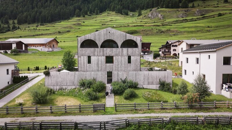 Monument aus Beton – Engadinder Baustil neu interpretiert; Portas avertas – In Ardez und Maloja Folge 3 Haus Schweizer-Schmid in Ardez – Architekten Bearth & Deplazes – Bild: RTR