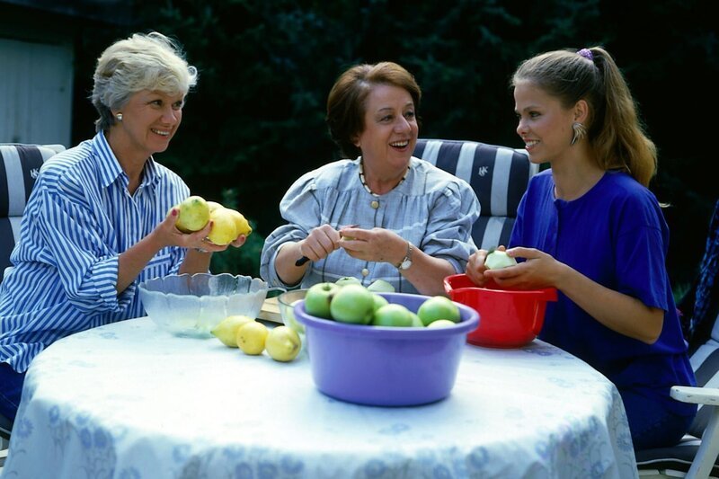 Hannelore (Maria Sebaldt, l.) hat beschlossen, Apfelkompott zu kochen. Gerda (Inge Wolffberg, M.) und Elke (Juliane Rautenberg, r.) helfen ihr gern. – Bild: ZDF und Barbara Oloffs/​Terranova