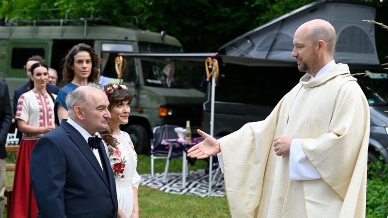 Lisa (Anne Schäfer, hinten), Michael Reiser (Sigi Zimmerschied, vorne links), Agnesa Owiecka (Viorica Prepelita, vorne Mitte) und Hans Reiser (Stephan Zinner, rechts) – Bild: Barbara Bauriedl /​ BR/​ORF/​maze pictures GmbH