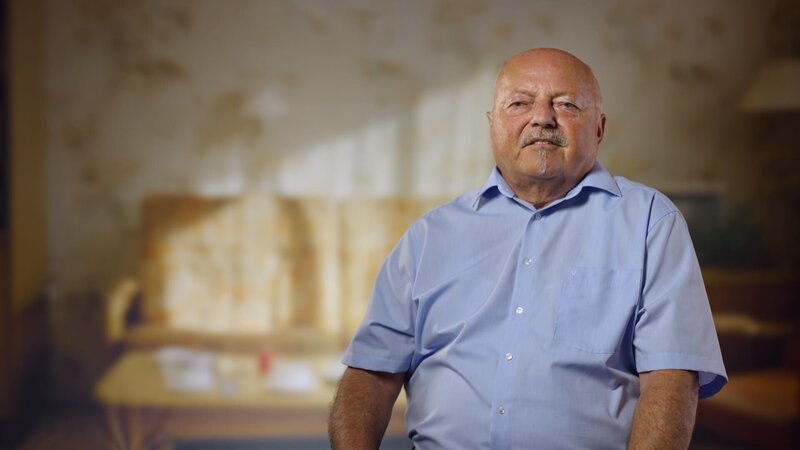 Monatelang näht Peter Wetzel an dem Ballon, der groß und stabil genug ist, um zwei Familien aus der DDR über die innerdeutsche Grenze nach Westen zu tragen. – Bild: ZDF