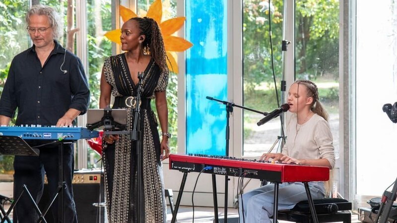 Die „Dein Song“-Kandidatin Neyla arbeitet im Songwriting-Camp mit Keyboarder Georg Göb und Sängerin Sherita Owusu-Tasa an ihrem Song „Unconditional“. – Bild: ZDF/​Julia Maria Max