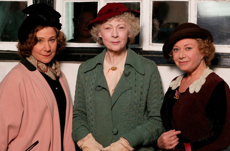 Letitia (l, Elaine Paige) und Bunny Dora (r, Zoë Wanamaker) bekommen in ihrer Pension Besuch von Miss Marple (Mitte, Geraldine McEwan). – Bild: WDR/​ITV plc/​Granada International