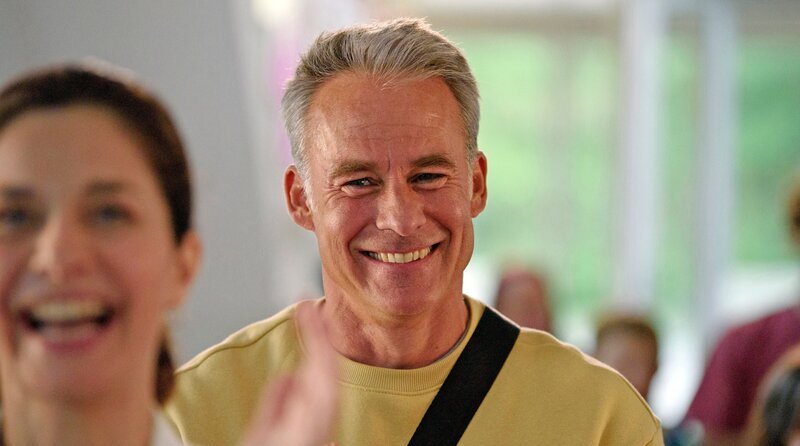 Dr. David Mandel (Marco Girnth) Dr. Maja Pirsich (Anne Werner, li.) und sind gespannt auf die Verlosung der Beachvolleyballteam. – Bild: ARD Degeto Film/​Arnim Thomaß