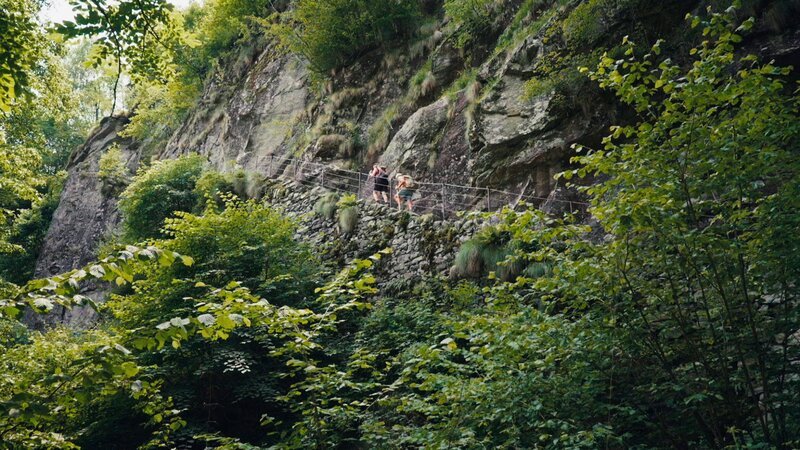 Steile Steintreppen führen auf entlegene Alpweiden. – Bild: SRF/​3sat