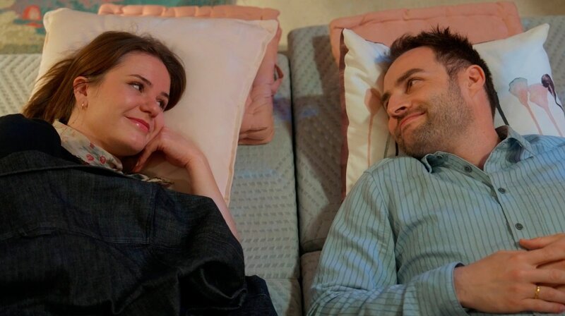 Jess (Juana Nagel) und Daniel (Daniel Fritz) verbringen eine magische Nacht zusammen im Buchladen. – Bild: NDR