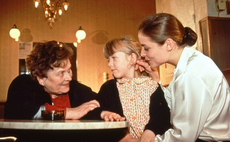 Johann Reichel (Hilde Sochor, li.) und ihre Enkelin Sabine (Sabine Muckenhuber, mi.) besuchen deren Mutter Helga Haas (Elisabeth Lanz, re.) im Kaffeehaus, wo sie arbeitet. – Bild: ORF III